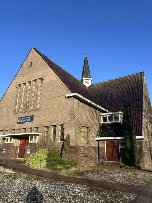 Kerkgebouw links