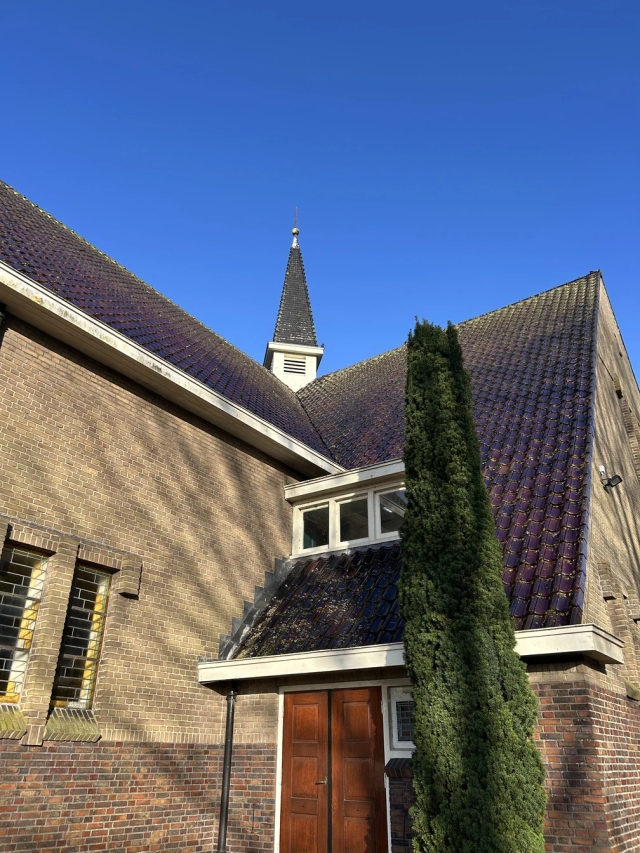 Kerkgebouw rechtsonder